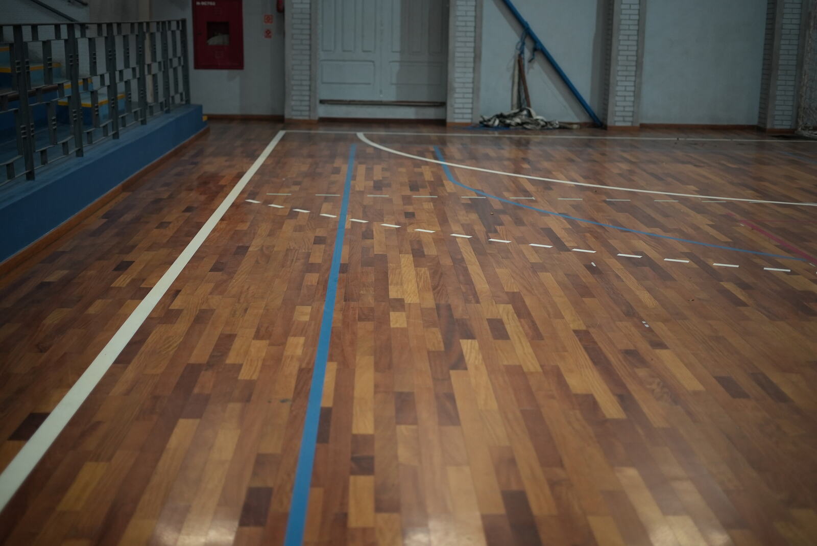 Deck de madeira executado pela Floor com acabamento Bona