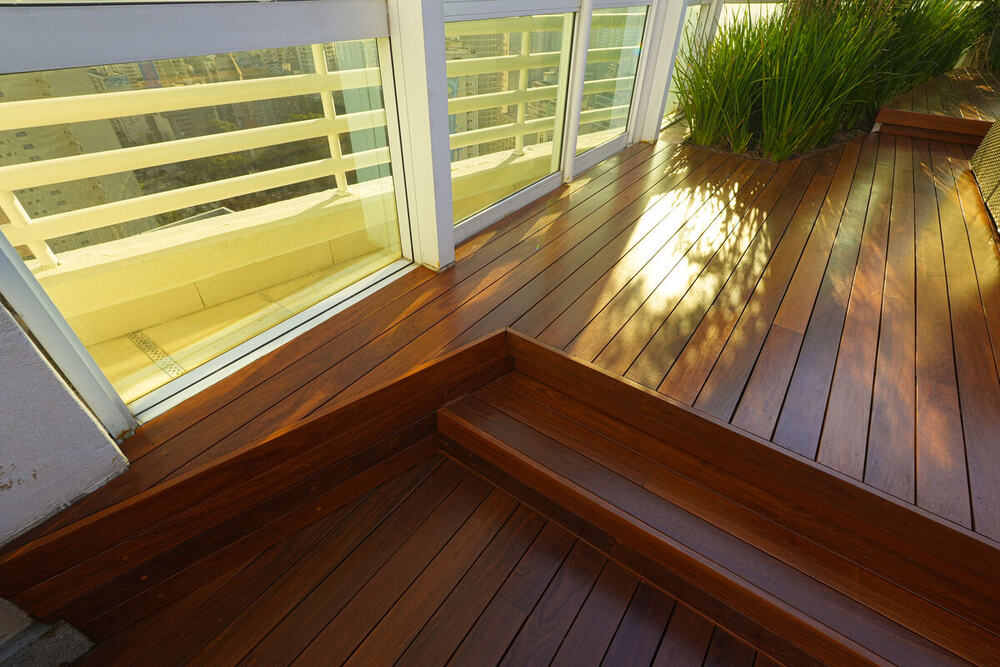 Restauração e revitalização de deck de madeira