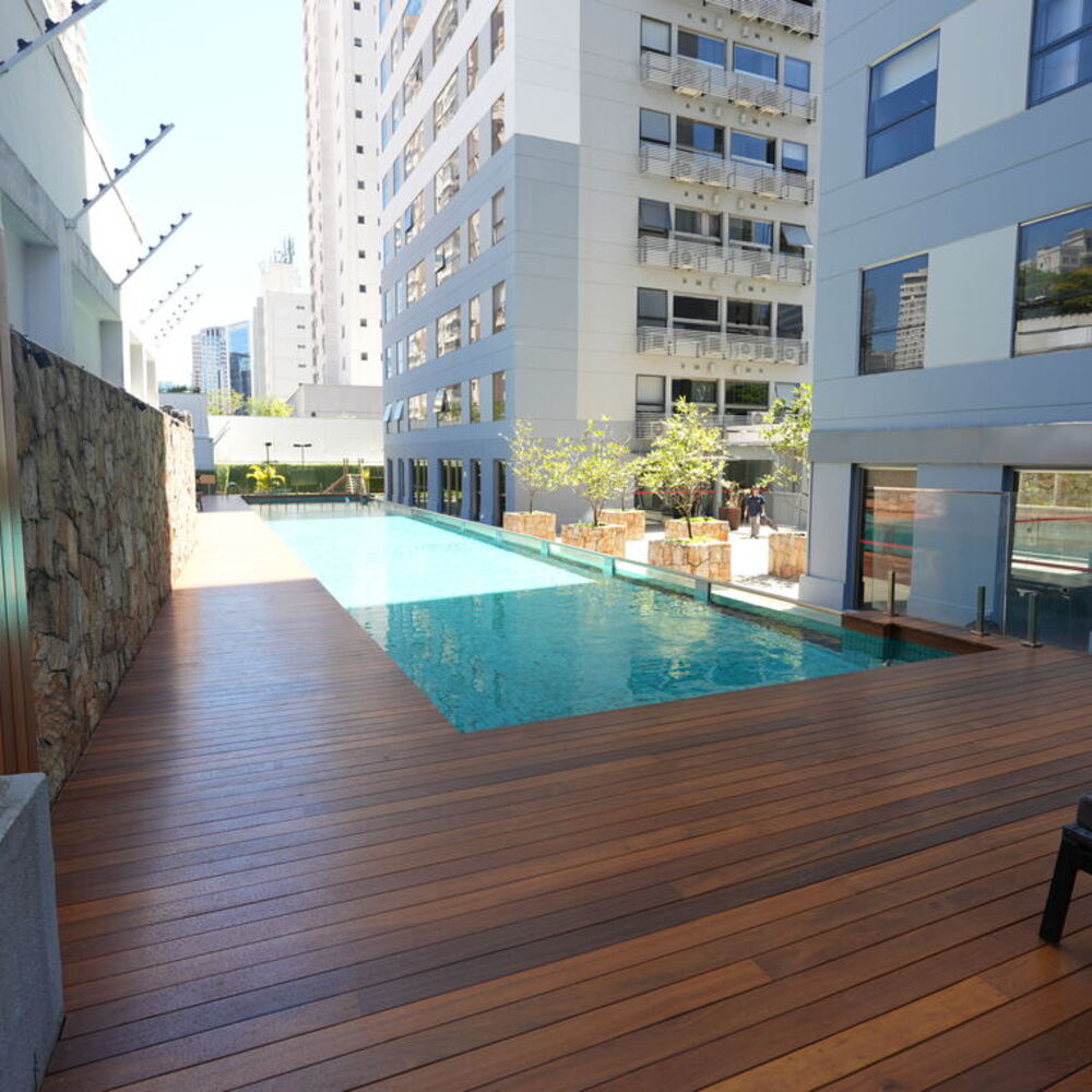 Deck de madeira ao redor de piscina em São Paulo