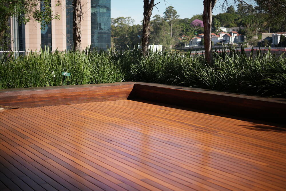 Instalação de deck de madeira