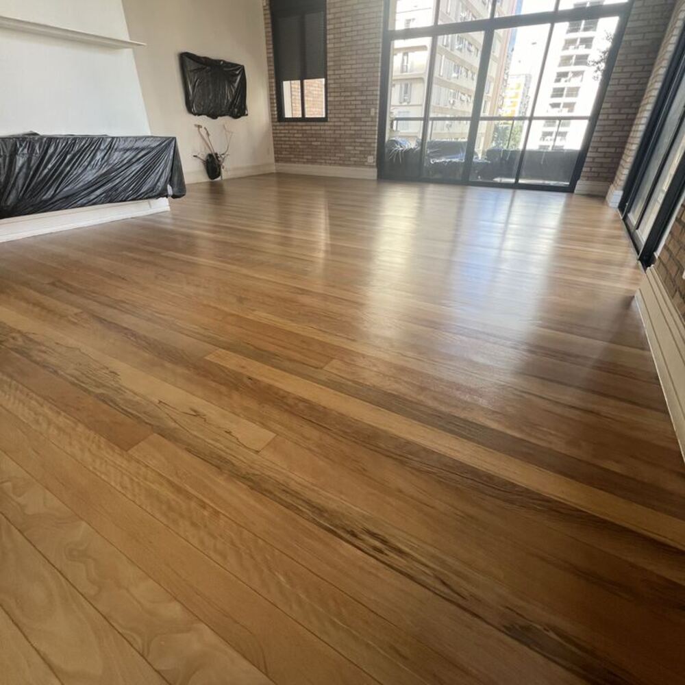 Piso de madeira restaurado em apartamento