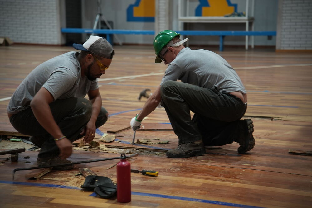 Equipe da Floor trocando tábuas da quadra